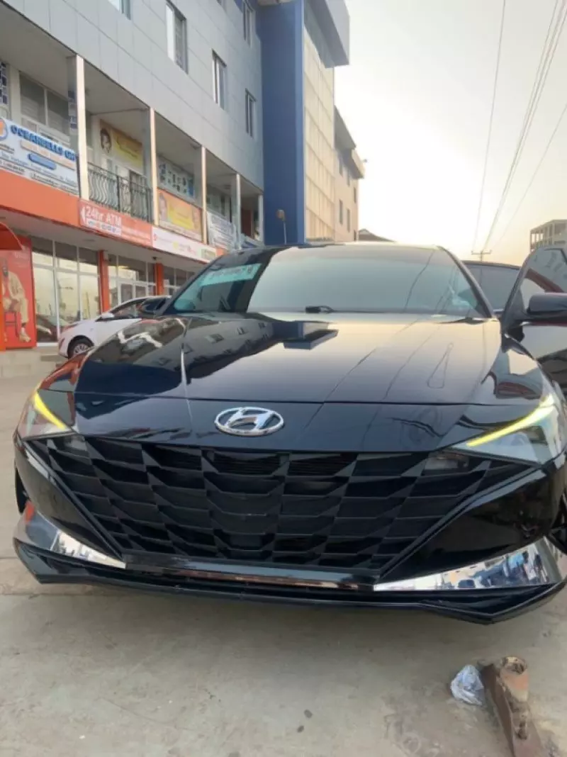 Hyundai Elantra   - 2021