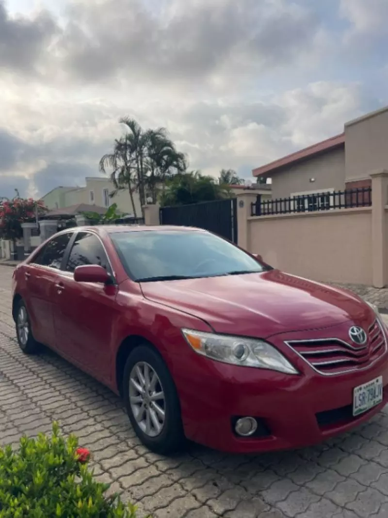 TOYOTA Camry - 2010