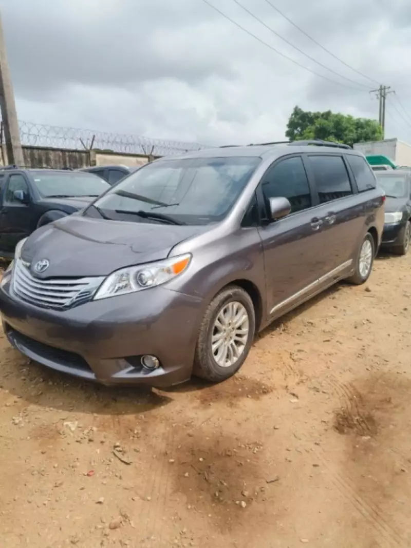 TOYOTA Sienna   - 2016