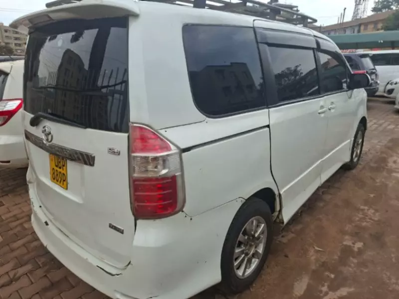 TOYOTA Noah   - 2008