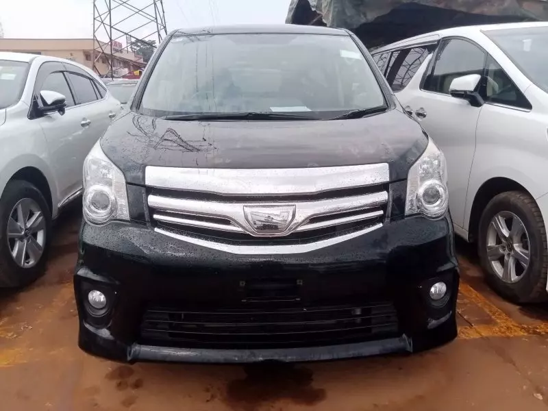 Toyota Noah   - 2012