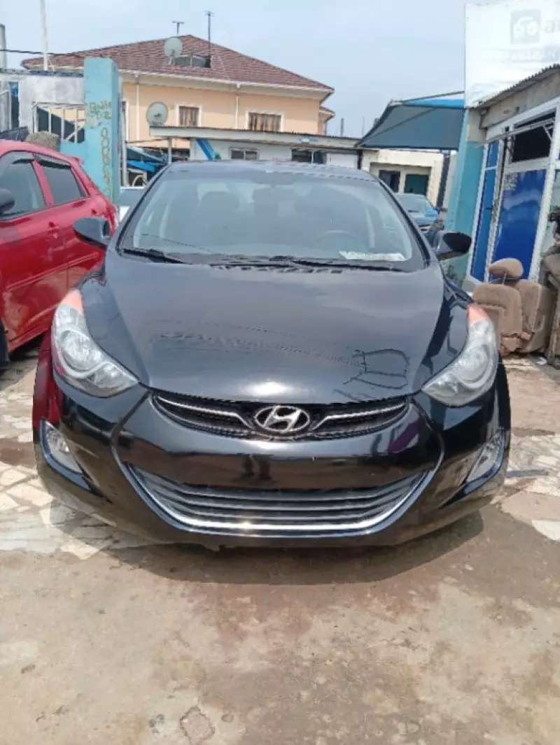 Hyundai Elantra   - 2011