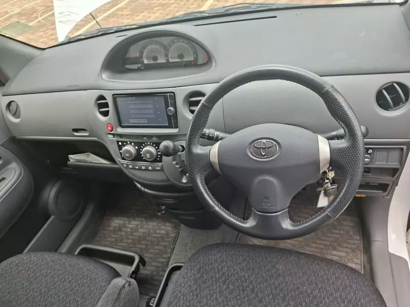 Toyota Sienta   - 2012
