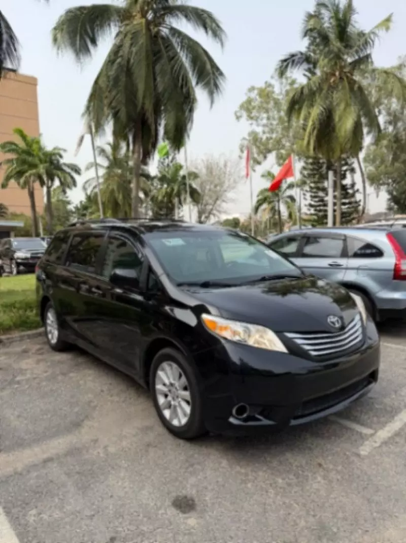 Toyota Sienna   - 2011
