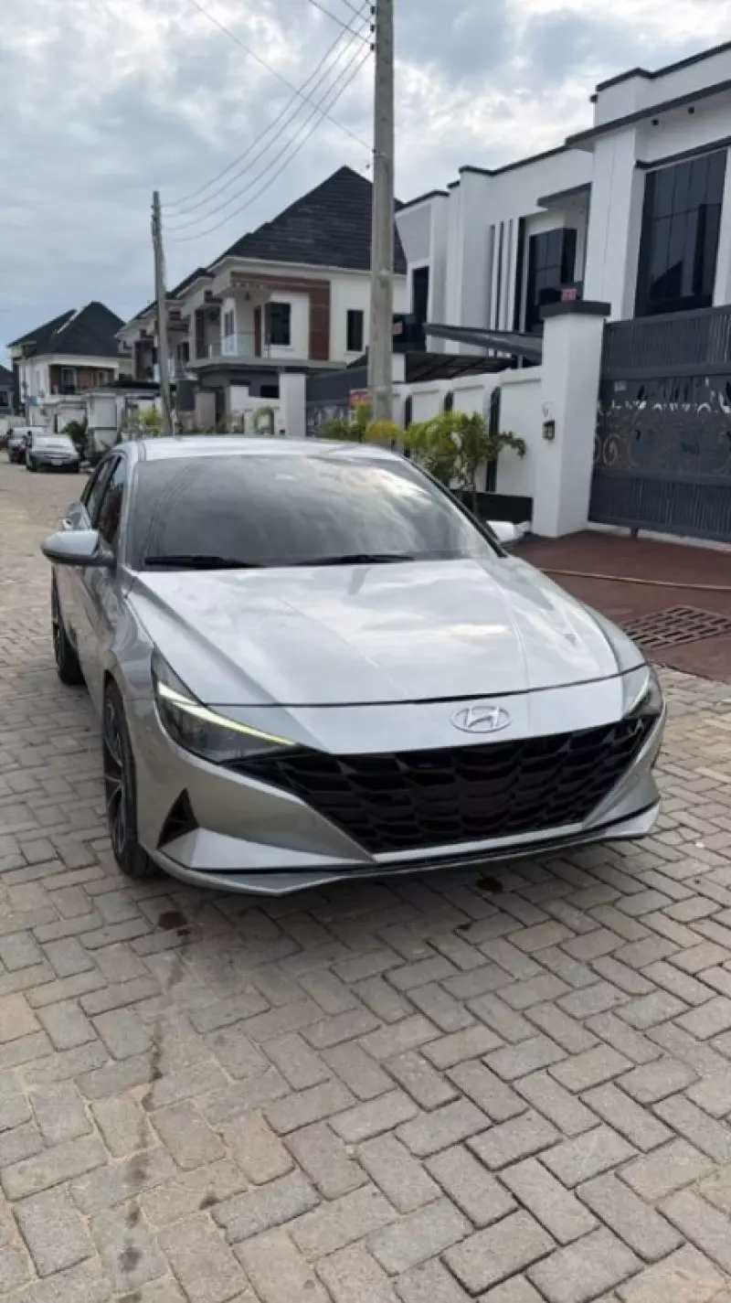 Hyundai Elantra   - 2021
