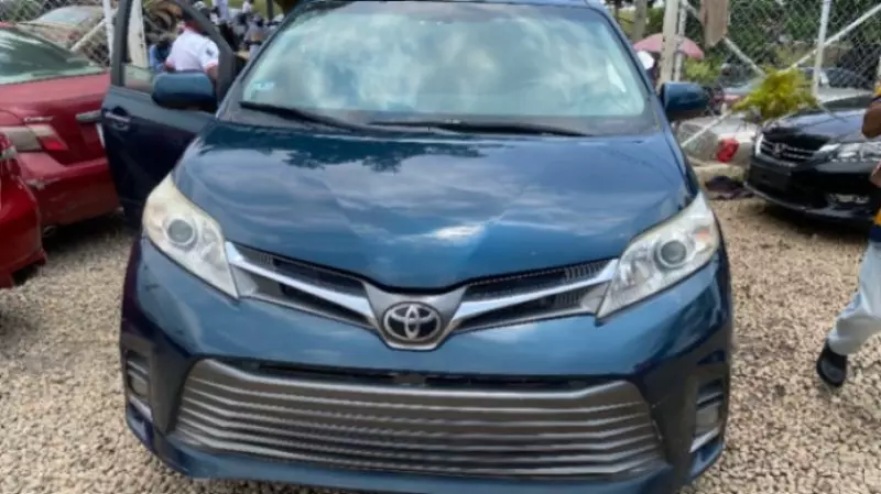 TOYOTA Sienna   - 2011