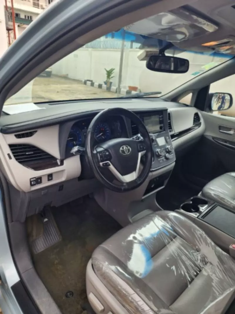 TOYOTA Sienna   - 2015