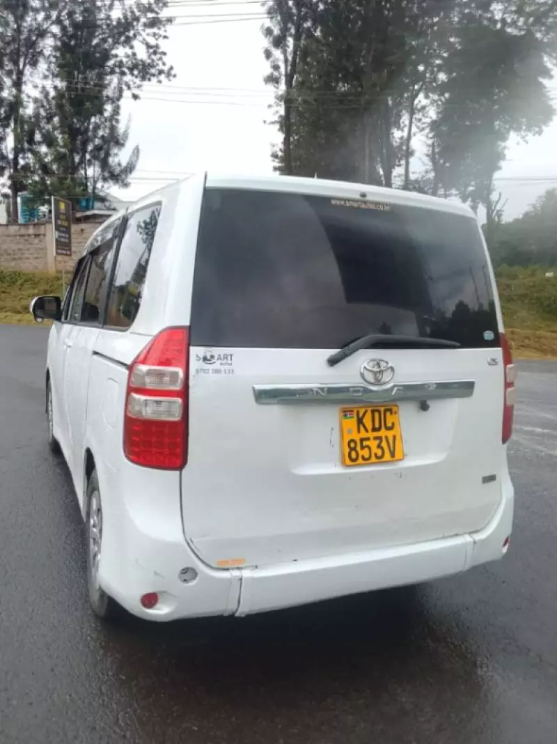 Toyota Noah   - 2013