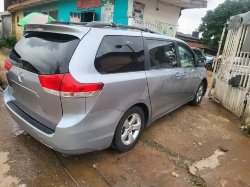 TOYOTA Sienna   - 2011