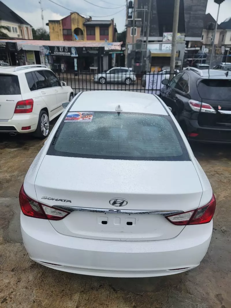 Hyundai Sonata   - 2011