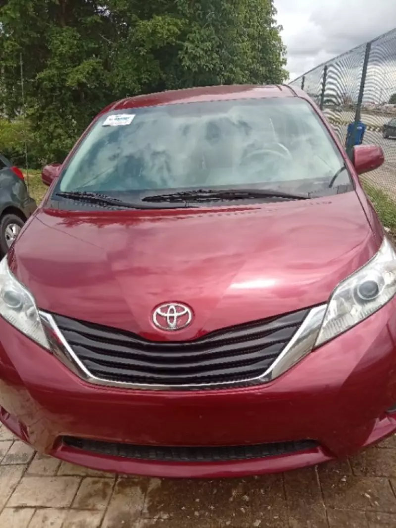 TOYOTA Sienna   - 2011