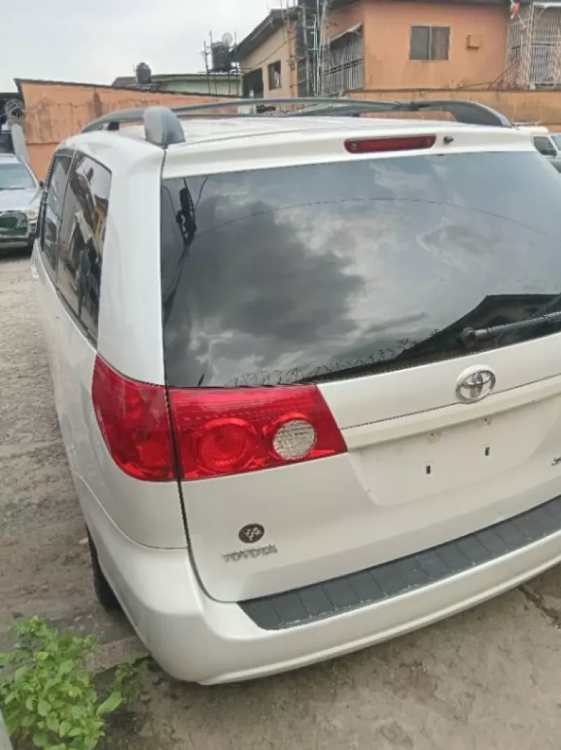 Toyota Sienna   - 2006