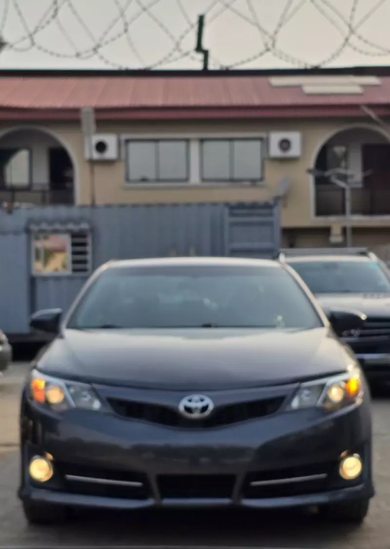 Toyota Camry   - 2012