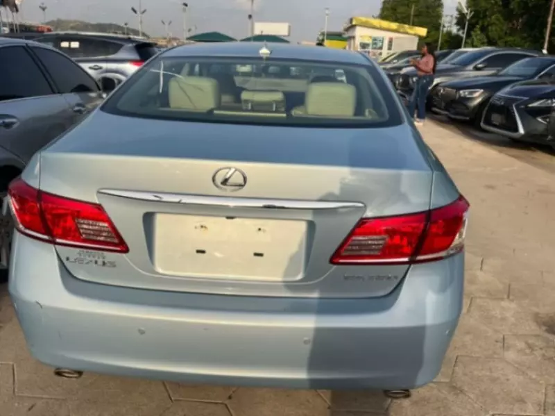 Lexus ES   - 2010