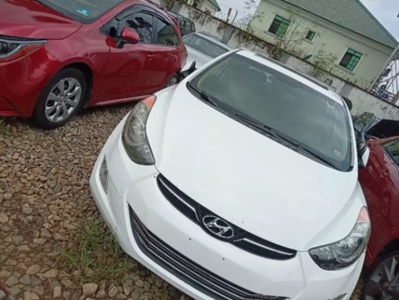 Hyundai Elantra   - 2012