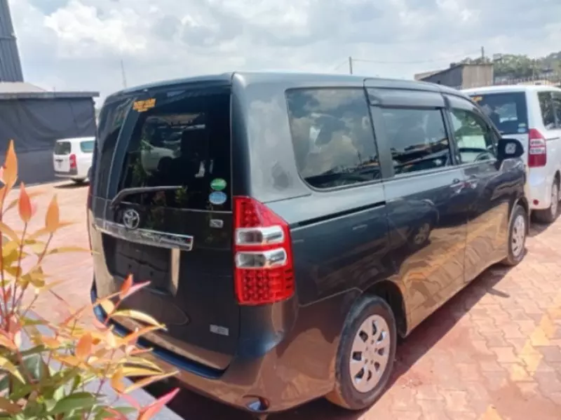 TOYOTA Noah   - 2013