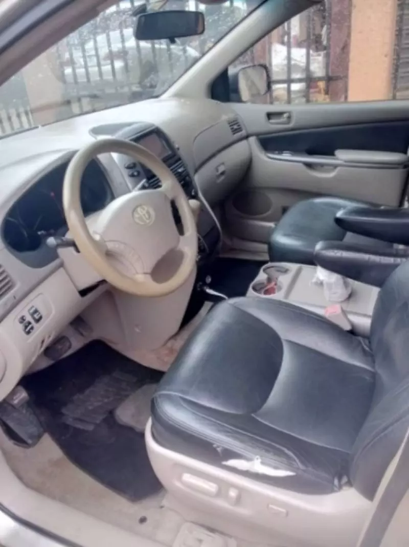 TOYOTA Sienna   - 2010