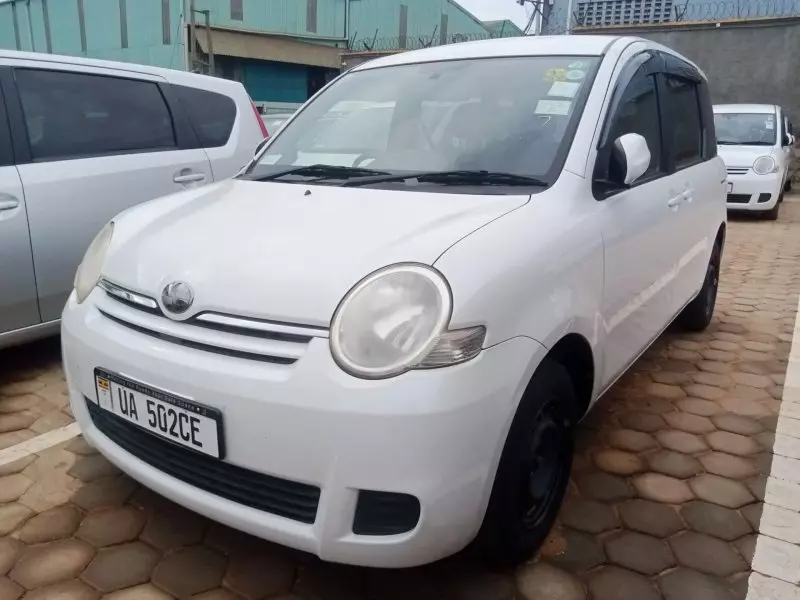 Toyota Sienta   - 2010