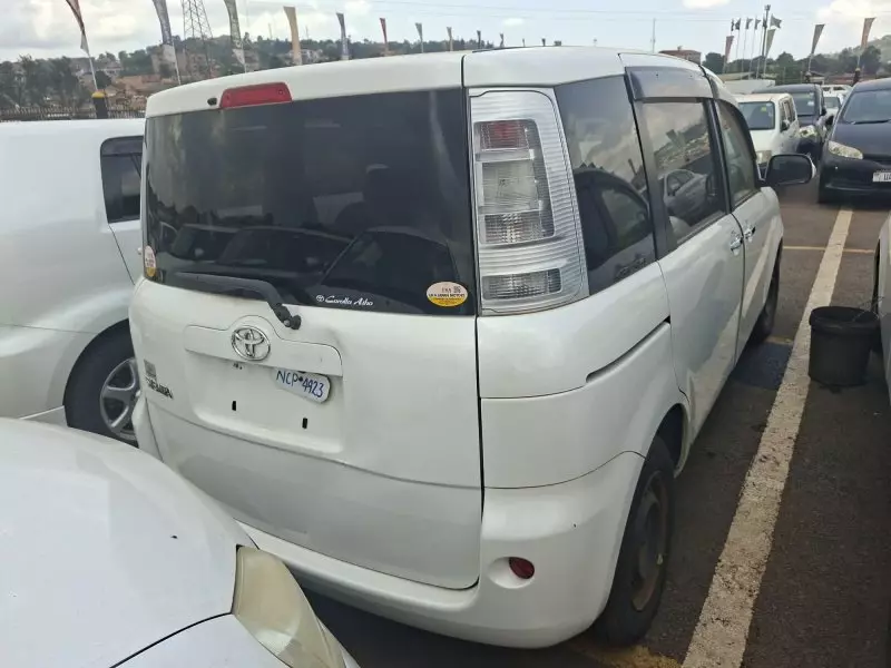 Toyota Sienta - 2012