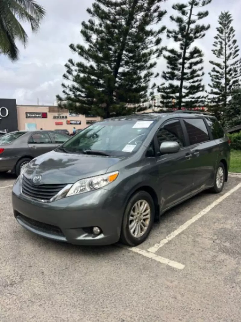 Toyota Sienna   - 2013