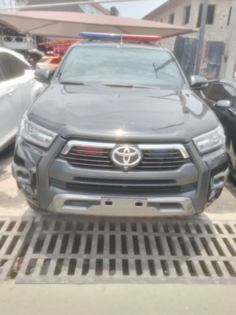 Toyota Hilux   - 2022