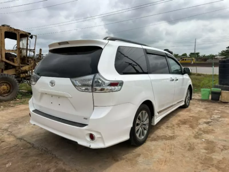 TOYOTA Sienna   - 2017