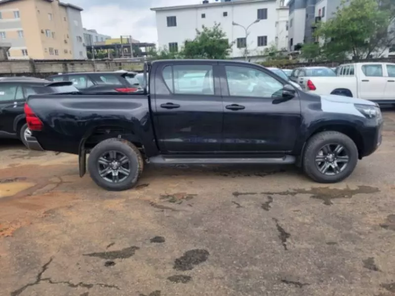 TOYOTA Hilux - 2025