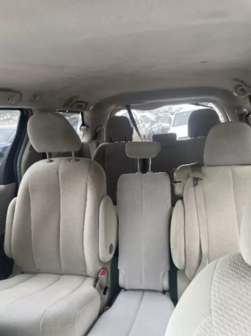 TOYOTA Sienna   - 2011