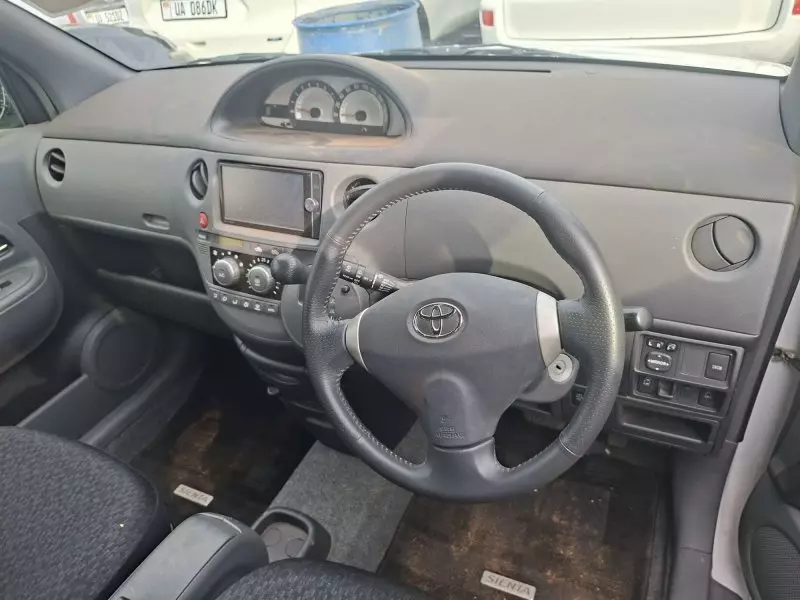 Toyota Sienta   - 2012