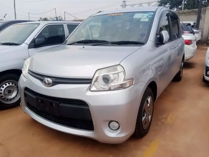 Toyota Sienta   - 2012