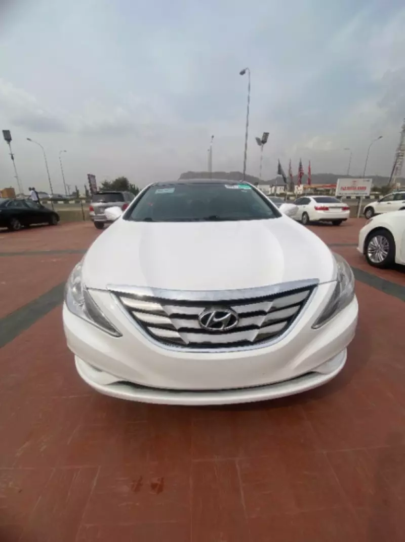 Hyundai Sonata   - 2012