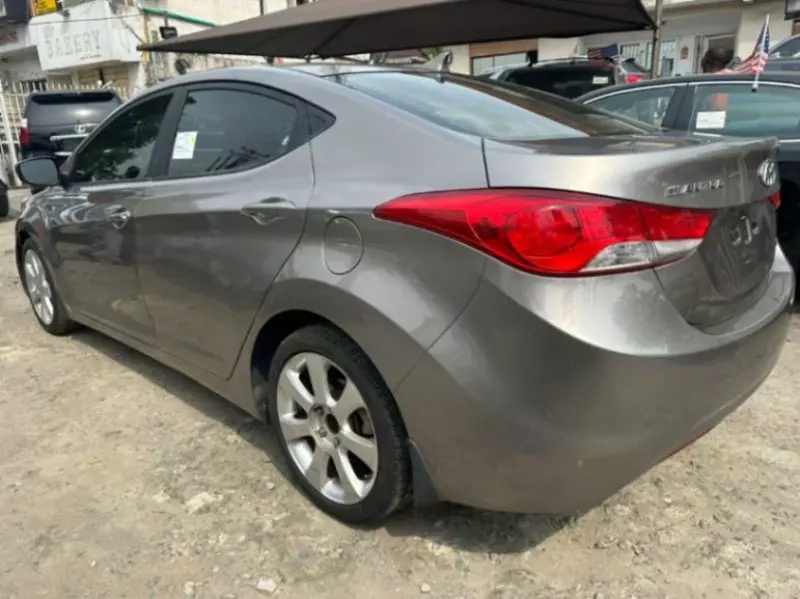 Hyundai Elantra   - 2013