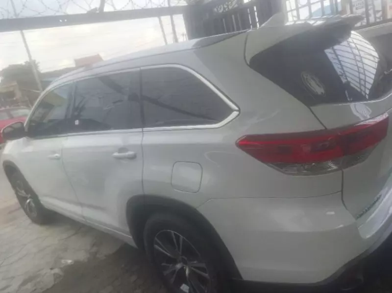 Toyota Highlander   - 2016