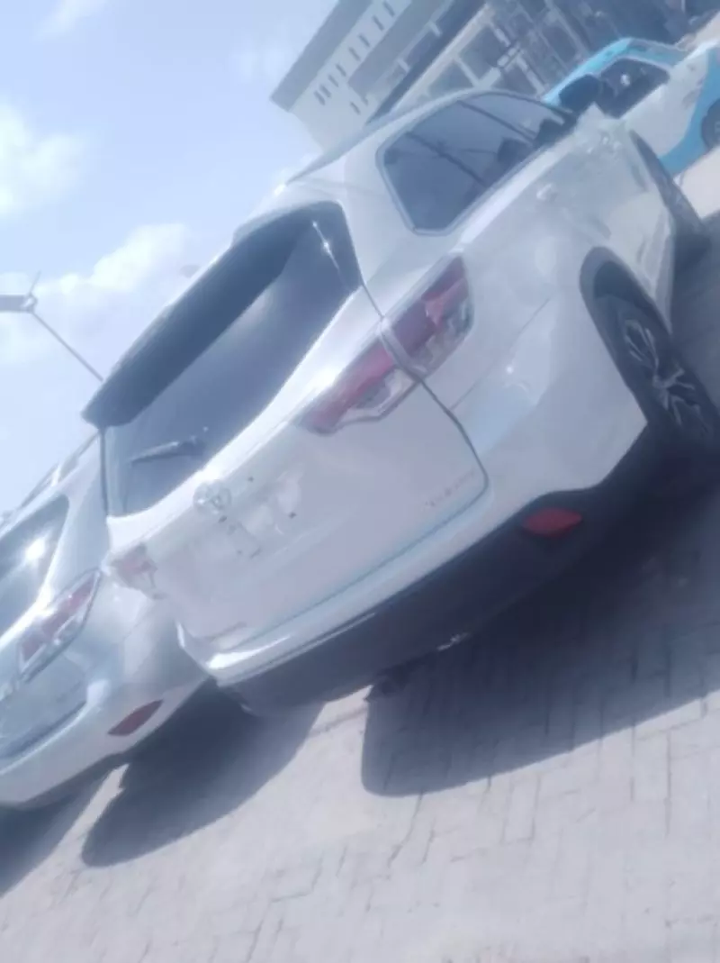 Toyota Highlander   - 2016