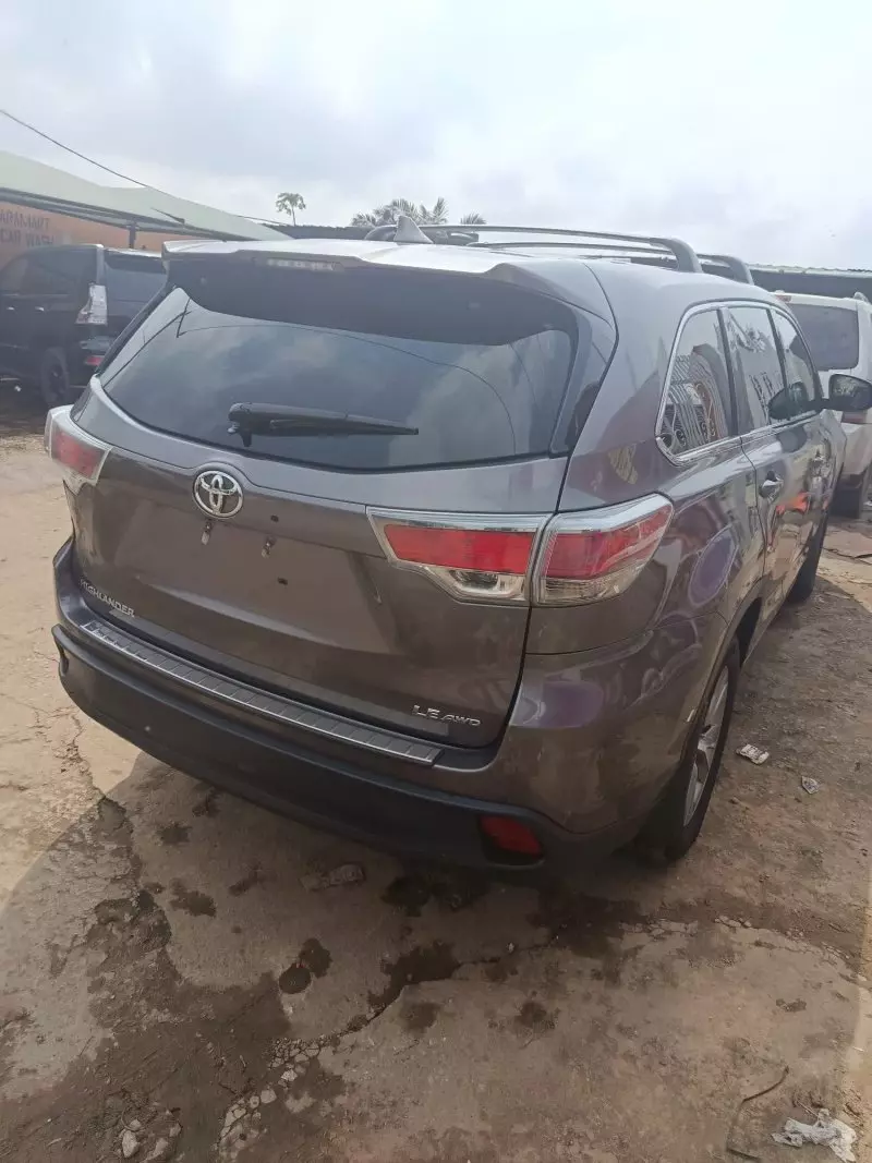Toyota Highlander   - 2016
