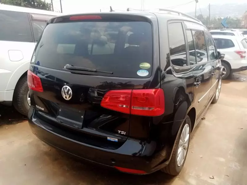 Volkswagen Touran   - 2012