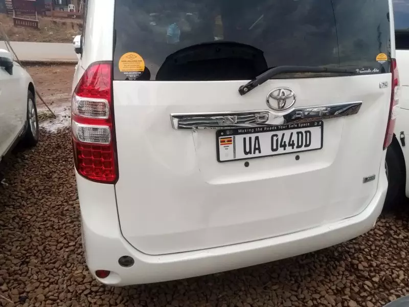 TOYOTA Noah - 2011