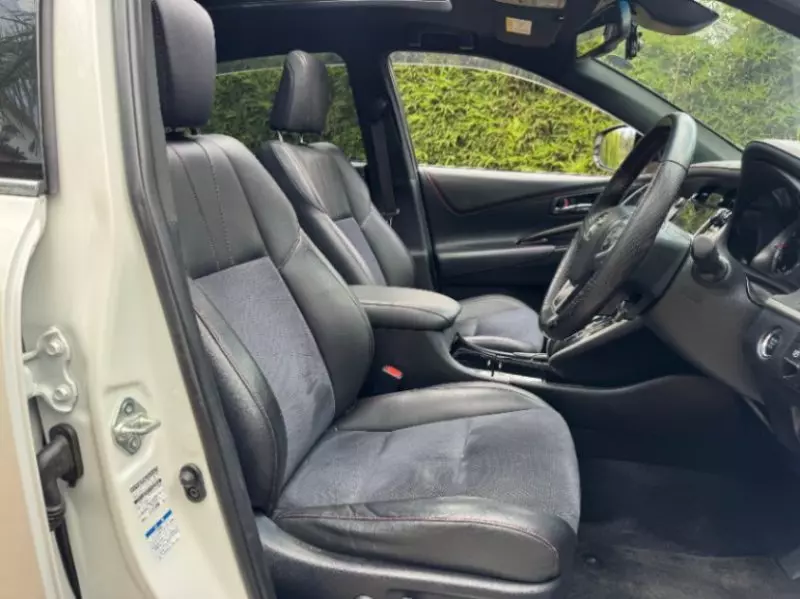 Toyota Harrier   - 2018