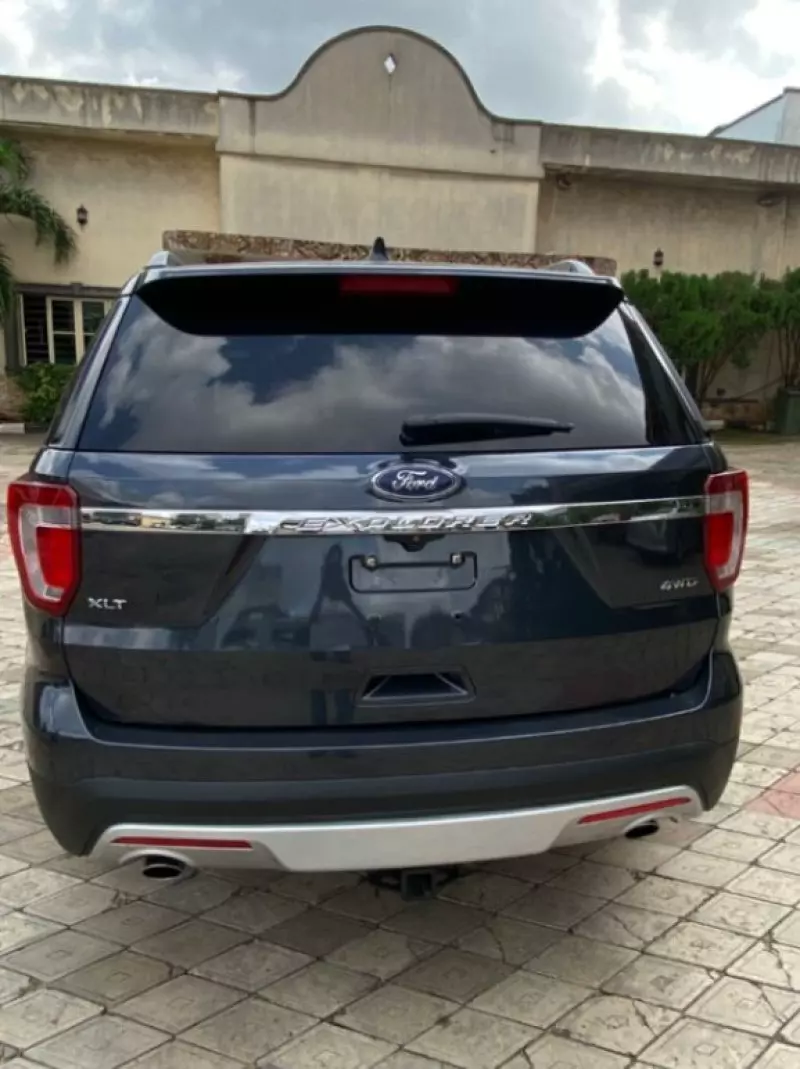 Ford Explorer   - 2017