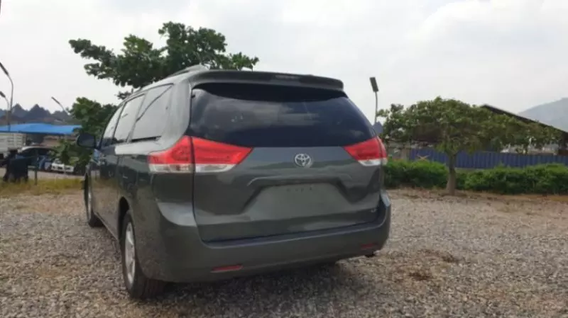 TOYOTA Sienna   - 2011