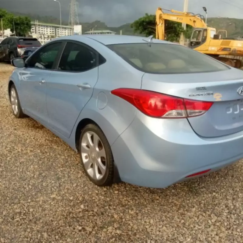 Hyundai Elantra   - 2013