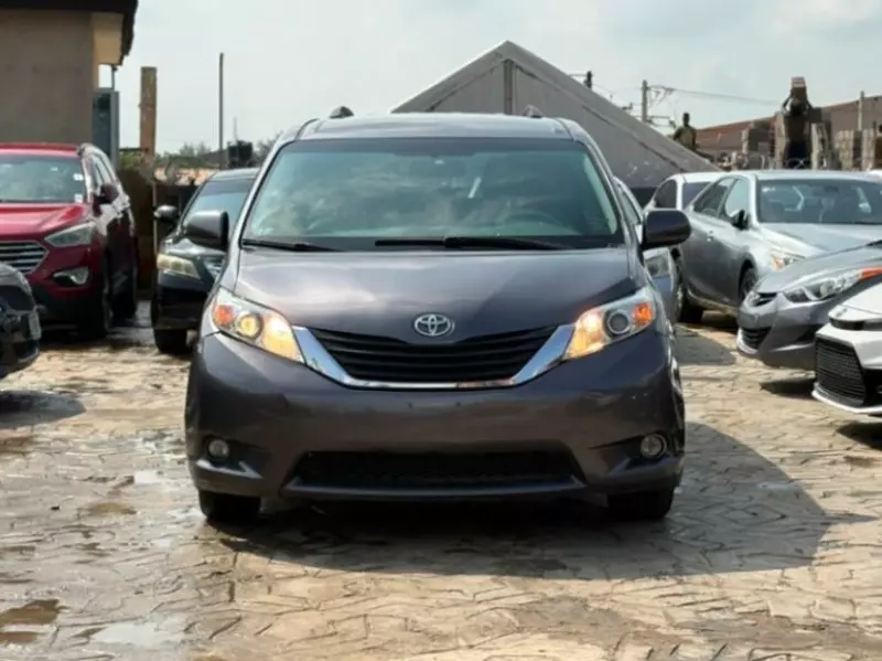 TOYOTA Sienna   - 2011