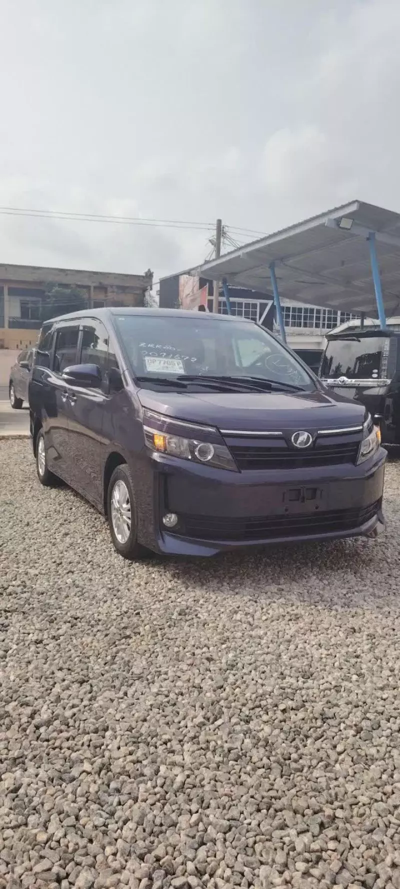 Toyota Voxy    - 2014