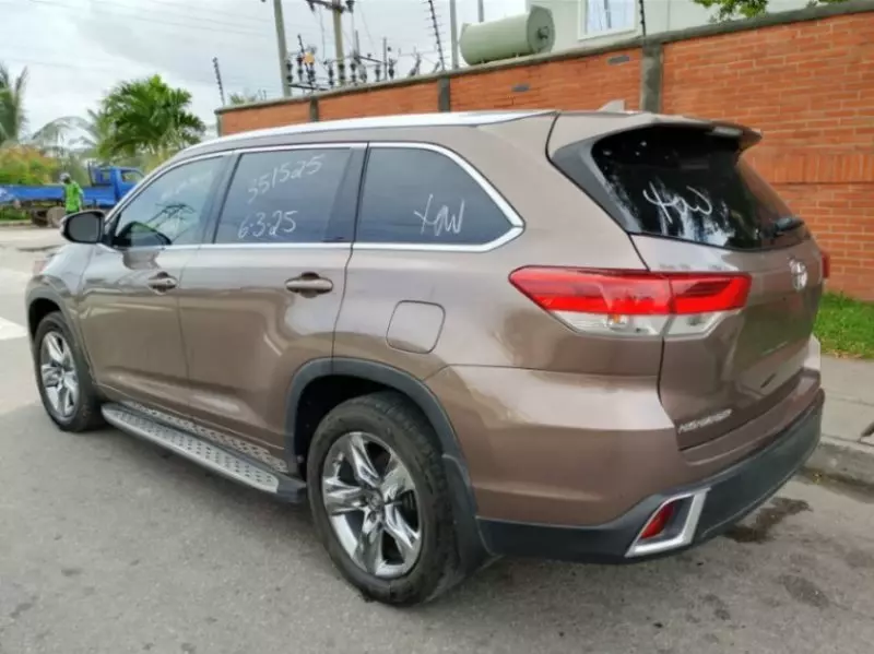 Toyota Highlander   - 2020