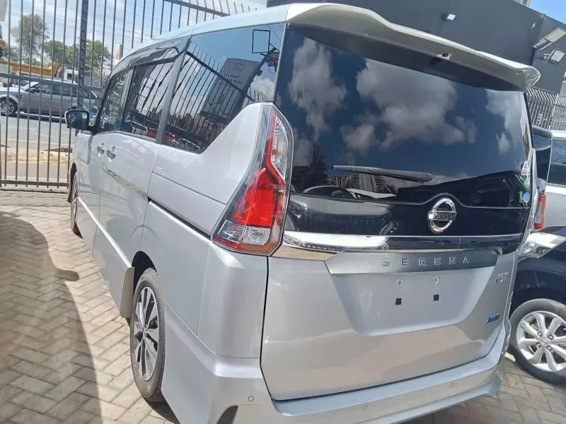 Nissan Serena   - 2018