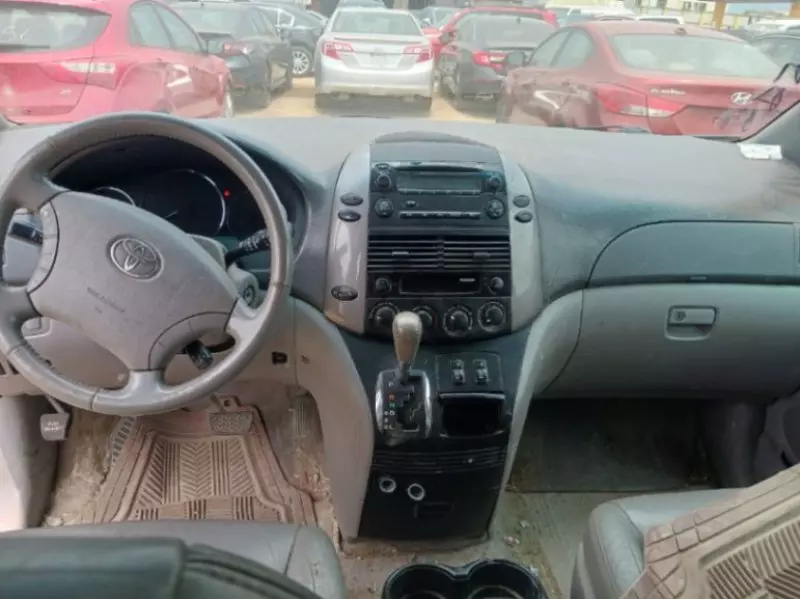 TOYOTA Sienna   - 2010