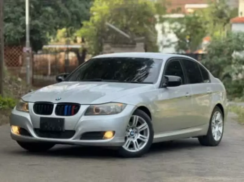 BMW 320i   - 2011