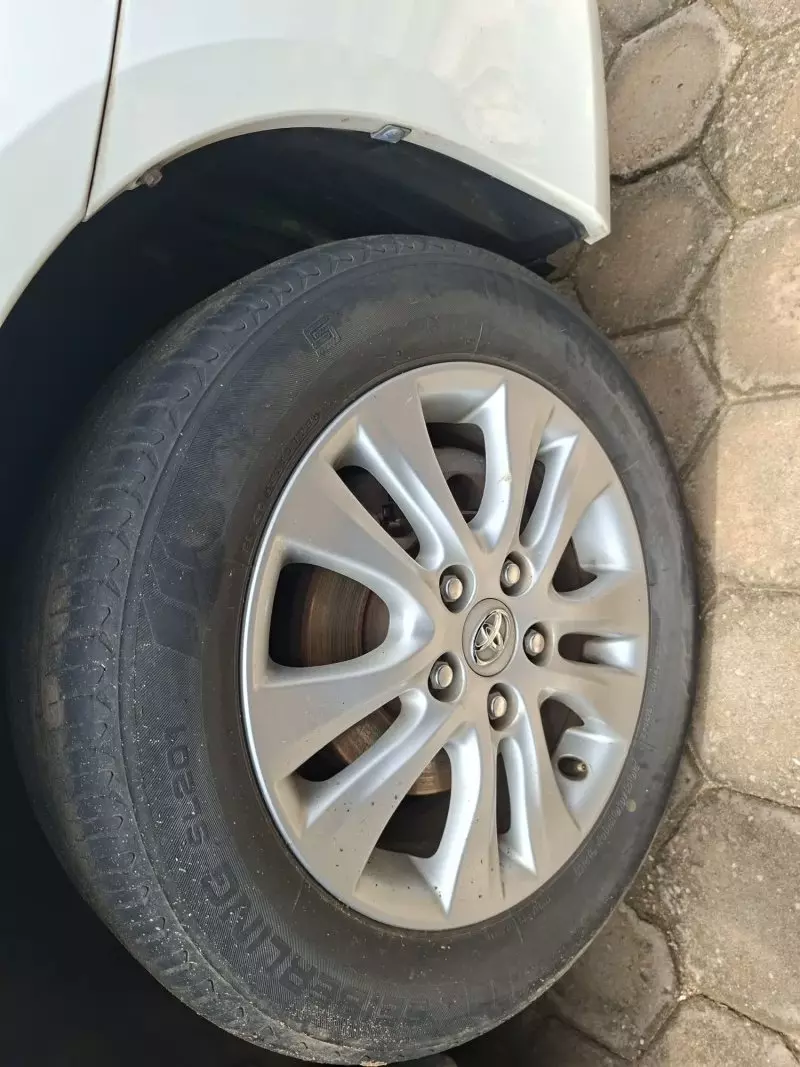 Toyota Noah - 2011