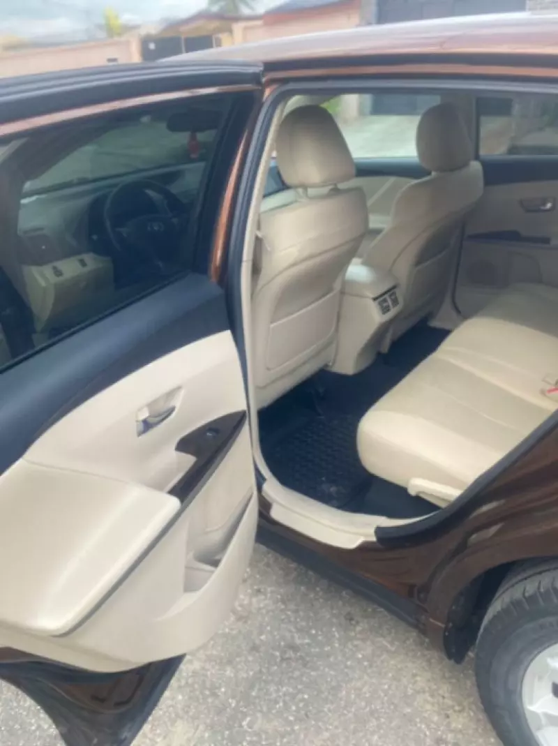 Toyota Venza   - 2012