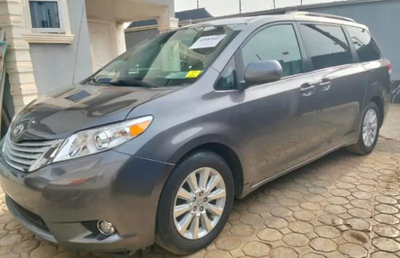 Toyota Sienna   - 2011